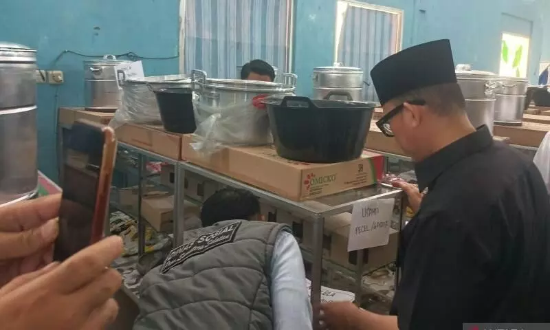 Puluhan warga miskin di OKU Sumsel terima bantuan UEP