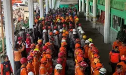 9 hari di bawah reruntuhan, Tim SAR merayap 8 meter selamatkan santri Al-Khoziny 9 hari di bawah reruntuhan, Tim SAR merayap 8 meter selamatkan santri Al-Khoziny