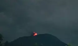 Gunung Ibu semburkan abu vulkanik hingga 400 meter