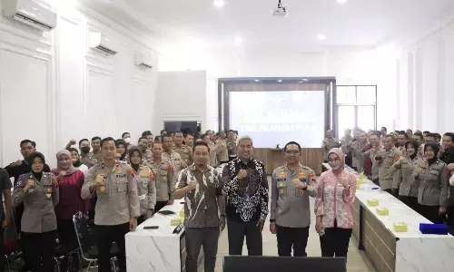 Anggota Polres Tegal dibekali etika pelayanan publik yang ramah dan santun Anggota Polres Tegal dibekali etika pelayanan publik yang ramah dan santun