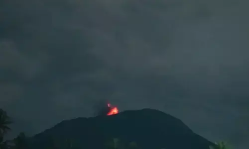 Gunung Ibu semburkan abu vulkanik hingga 400 meter Gunung Ibu semburkan abu vulkanik hingga 400 meter