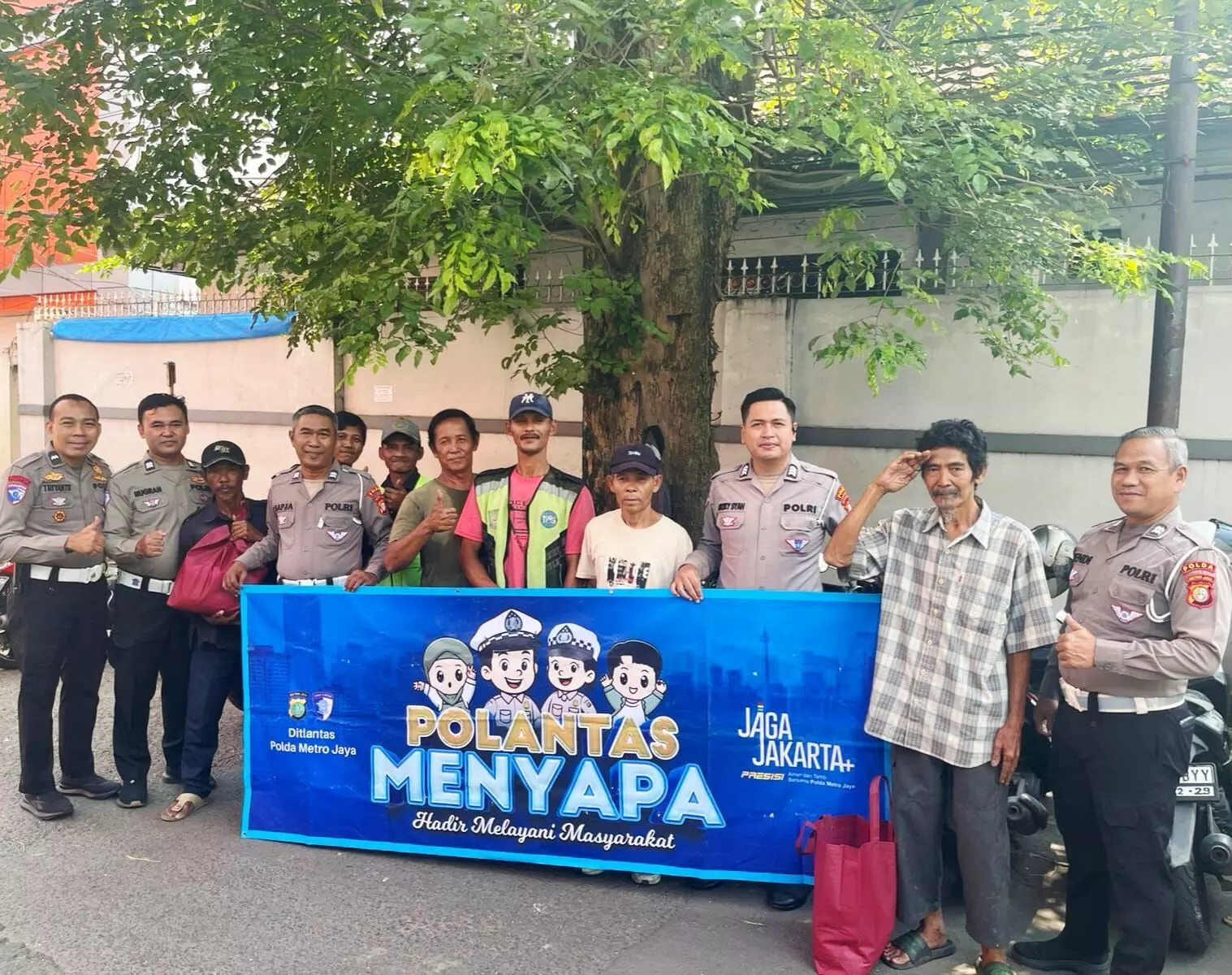 Polantas Menyapa, dekatkan petugas dengan masyarakat sekitar Samsat Cikokol Polantas Menyapa, dekatkan petugas dengan masyarakat sekitar Samsat Cikokol