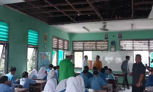 Komisi IV DPRD Kota Bekasi sidak sekolah USB SMPN 62, soroti gedung nyaris roboh Komisi IV DPRD Kota Bekasi sidak sekolah USB SMPN 62, soroti gedung nyaris roboh