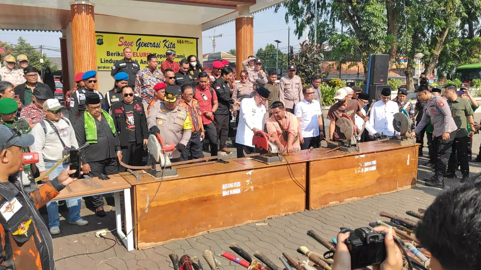 Polres Metro Bekasi Kota musnahkan 500 senjata tajam dari hasil kejahatan Polres Metro Bekasi Kota musnahkan 500 senjata tajam dari hasil kejahatan