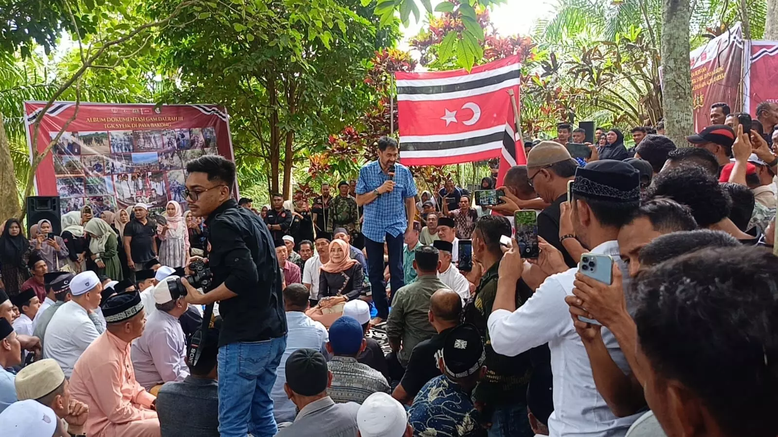 Gubernur Muzakir Manaf hadiri doa bersama di makam tokoh GAM Gubernur Muzakir Manaf hadiri doa bersama di makam tokoh GAM