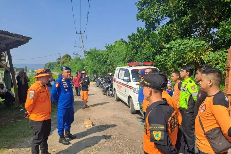 Polres Karawang dan tim gabungan cari pria yang lompat ke Citarum Polres Karawang dan tim gabungan cari pria yang lompat ke Citarum