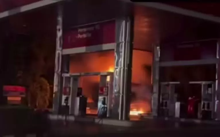 Mobil tangki BBM terbakar di SPBU Kemanggisan Jakarta Barat Mobil tangki BBM terbakar di SPBU Kemanggisan Jakarta Barat