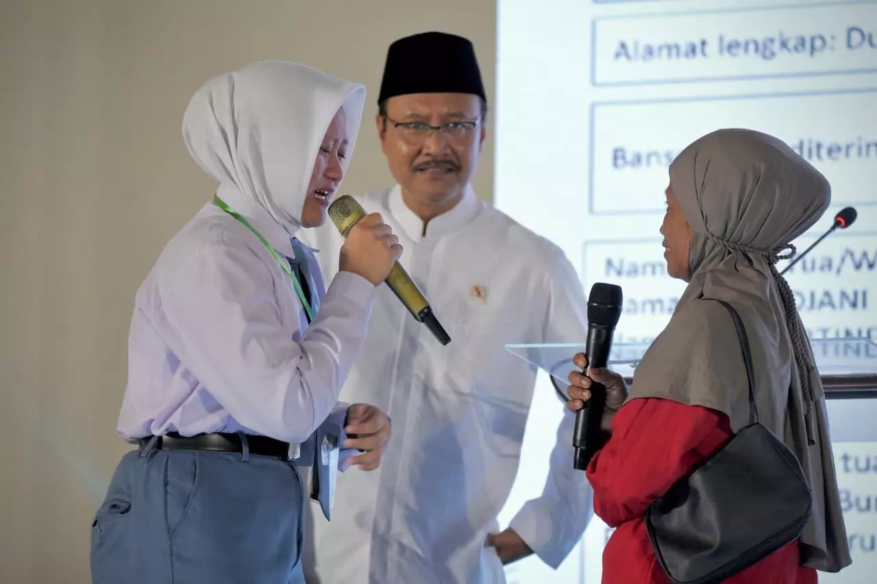 Gus Ipul kagum pada siswa Sekolah Rakyat Kediri yang jago orasi bahasa Inggris Gus Ipul kagum pada siswa Sekolah Rakyat Kediri yang jago orasi bahasa Inggris