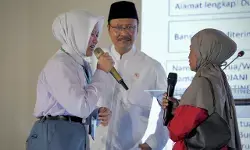 Gus Ipul kagum pada siswa Sekolah Rakyat Kediri  yang jago orasi bahasa Inggris