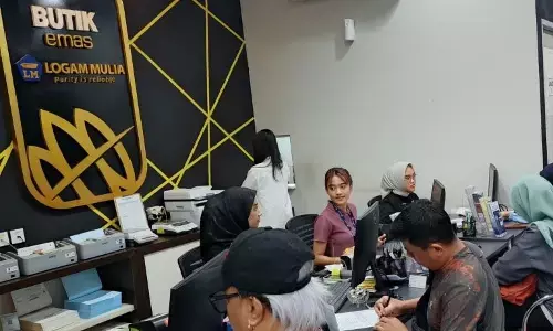 Emas Antam Sabtu ini naik Rp5.000 jadi Rp2,299 juta/gram Emas Antam Sabtu ini naik Rp5.000 jadi Rp2,299 juta/gram