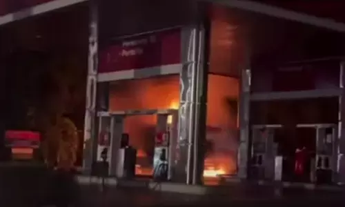 Mobil tangki BBM terbakar di SPBU Kemanggisan Jakarta Barat Mobil tangki BBM terbakar di SPBU Kemanggisan Jakarta Barat