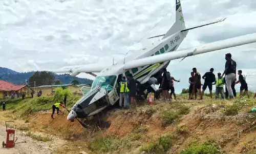 Pesawat Smart Air tergelincir saat mendarat di lapangan terbang Tiom Pesawat Smart Air tergelincir saat mendarat di lapangan terbang Tiom