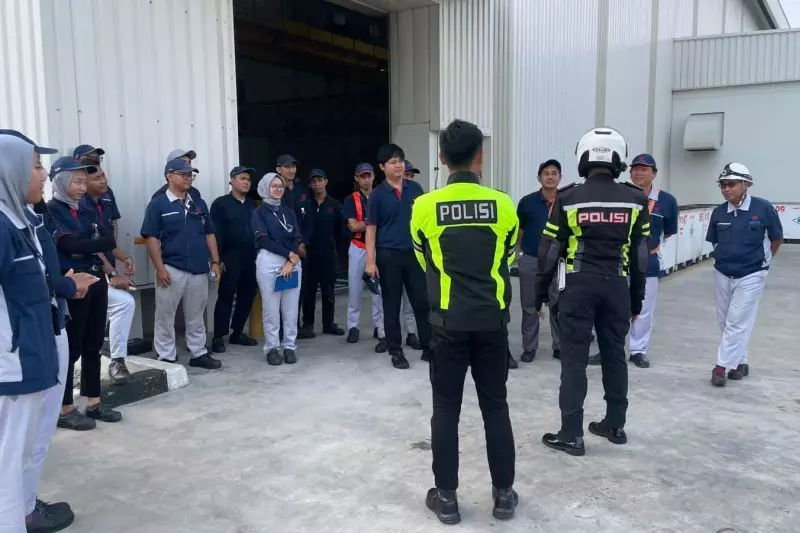 Polres Karawang sasar pekerja pabrik dalam sosialisasi safety riding