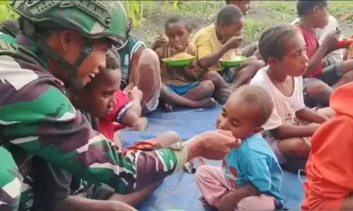 `Operasi penuh cinta` prajurit TNI di Papua `Operasi penuh cinta` prajurit TNI di Papua