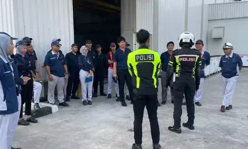 Polres Karawang sasar pekerja pabrik dalam sosialisasi safety riding Polres Karawang sasar pekerja pabrik dalam sosialisasi safety riding