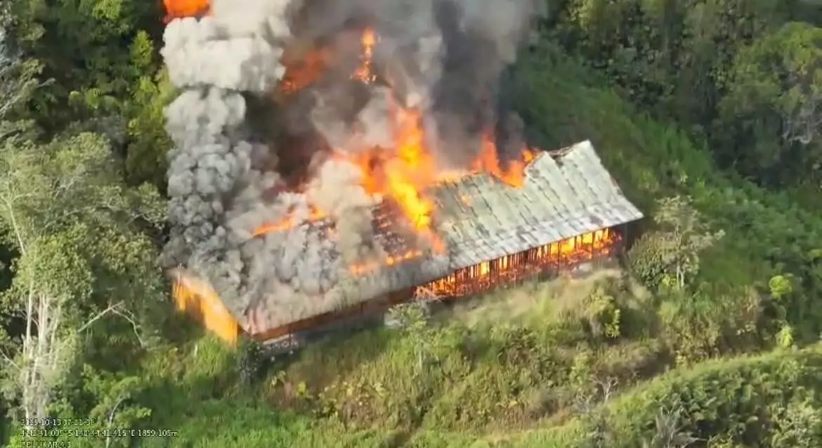 KKB bakar bangunan lama SMPN Kiwirok, Papua KKB bakar bangunan lama SMPN Kiwirok, Papua
