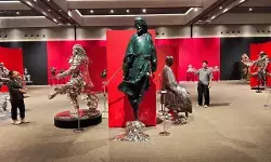 Tokoh cerita silat Pendekar Rajawali dalam wujud patung karya Ren Zhe, ada Bibi Lung