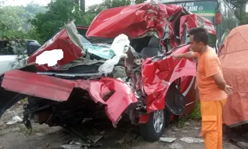 Sopir diduga mengantuk, minibus travel tabrak dum truk di Tol Cipularang Sopir diduga mengantuk, minibus travel tabrak dum truk di Tol Cipularang