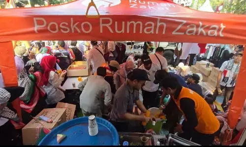 Rumah Zakat berbagi makanan dan minuman kepada ribuan peserta aksi Indonesia lawan Genosida di Palestina