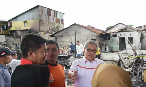 Ketua DPRD Sumbar tinjau warga terdampak kebakaran Ketua DPRD Sumbar tinjau warga terdampak kebakaran