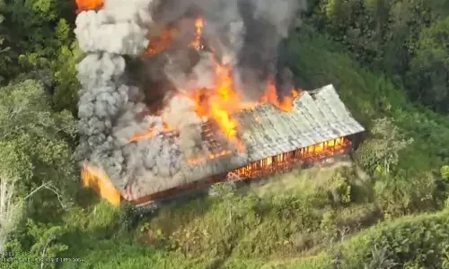 KKB bakar bangunan lama SMPN Kiwirok, Papua KKB bakar bangunan lama SMPN Kiwirok, Papua