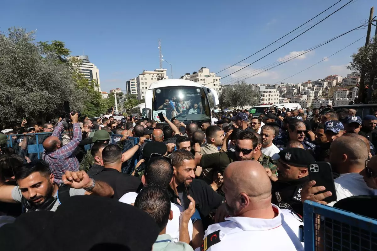 Tahanan Palestina yang dibebaskan Israel tiba di Gaza Selatan Tahanan Palestina yang dibebaskan Israel tiba di Gaza Selatan
