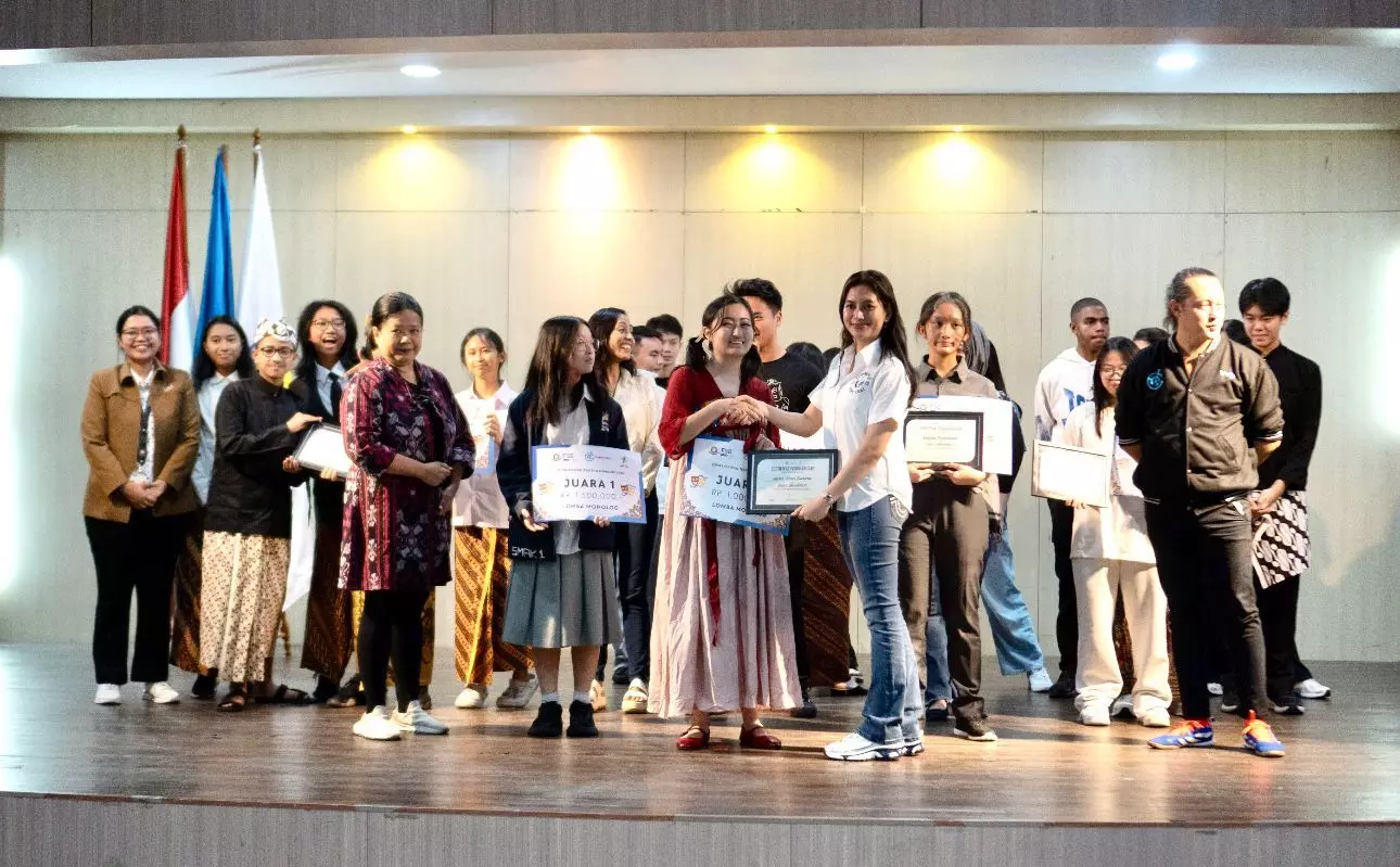 Denny J.A & UKI hidupkan teater sekolah lewat festival puisi esai Denny J.A & UKI hidupkan teater sekolah lewat festival puisi esai