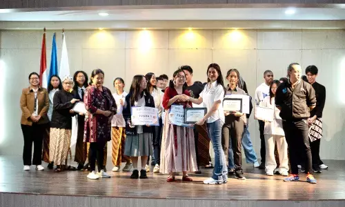 Denny J.A & UKI hidupkan teater sekolah lewat festival puisi esai Denny J.A & UKI hidupkan teater sekolah lewat festival puisi esai