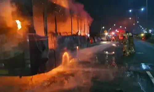 Kebakaran bus di Tol Kelapa Gading, seluruh penumpang selamat Kebakaran bus di Tol Kelapa Gading, seluruh penumpang selamat