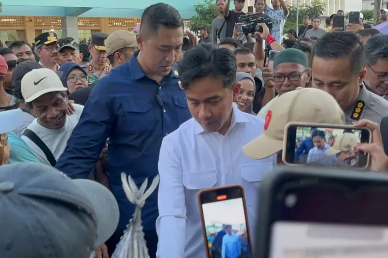 Wapres Gibran tinjau stok pangan di Pasar Mardika, Ambon Wapres Gibran tinjau stok pangan di Pasar Mardika, Ambon