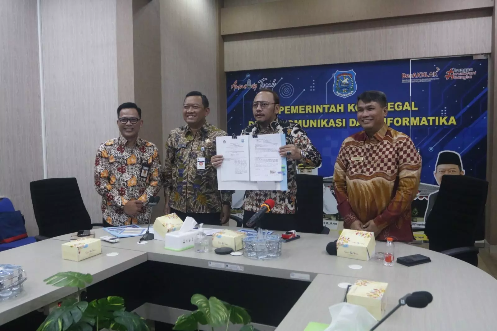 Pemkot Tegal lakukan PKS OP4D dengan DJP dan DJPK secara daring Pemkot Tegal lakukan PKS OP4D dengan DJP dan DJPK secara daring