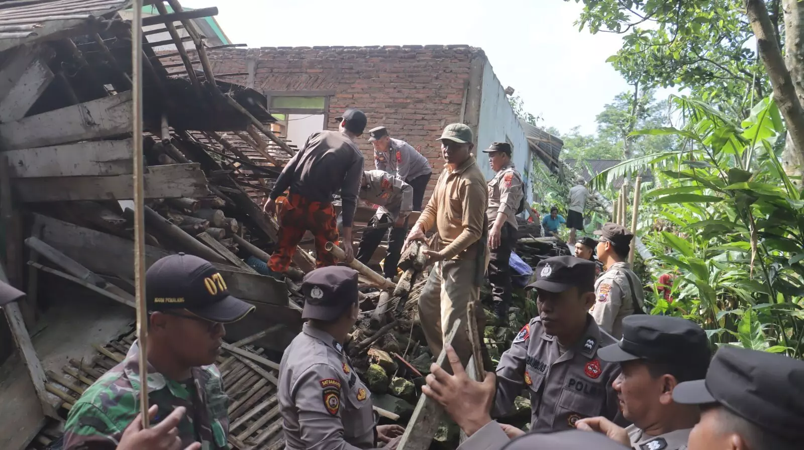 Sinergi TNI-Polri dan warga pulihkan Desa Kuta pascabencana puting beliung