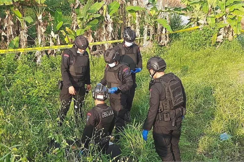 Polisi selidiki penemuan mortir dan granat di aliran sungai Tangerang Polisi selidiki penemuan mortir dan granat di aliran sungai Tangerang