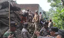 Sinergi TNI-Polri dan warga pulihkan Desa Kuta pascabencana puting beliung Sinergi TNI-Polri dan warga pulihkan Desa Kuta pascabencana puting beliung