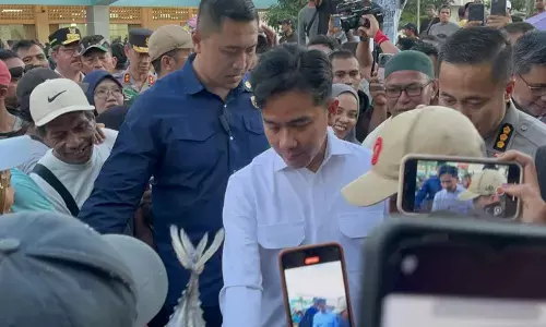 Wapres Gibran tinjau stok pangan di Pasar Mardika, Ambon Wapres Gibran tinjau stok pangan di Pasar Mardika, Ambon