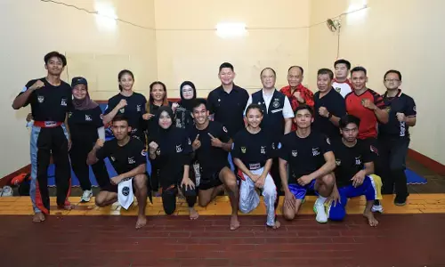 Jelang SEA Games 2025, CdM Tim Indonesia tinjau pelatnas kickboxing Jelang SEA Games 2025, CdM Tim Indonesia tinjau pelatnas kickboxing