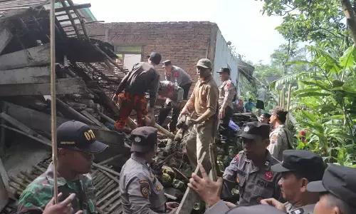 Sinergi TNI-Polri dan warga pulihkan Desa Kuta pascabencana puting beliung