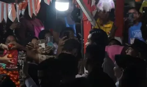 Warga Ternate padati Pasar Higienis sambut kedatangan Wapres Gibran Warga Ternate padati Pasar Higienis sambut kedatangan Wapres Gibran