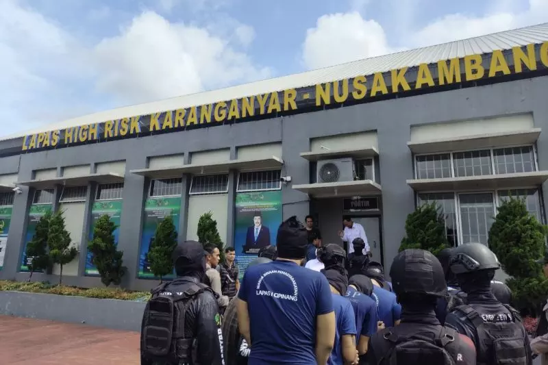 Ammar Zoni dan lima napi asal Jakarta dipindahkan ke Nusakambangan Ammar Zoni dan lima napi asal Jakarta dipindahkan ke Nusakambangan