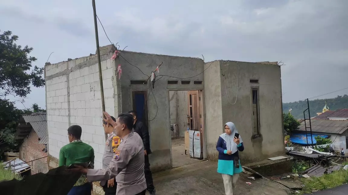 Hujan deras dan angin kencang di Tegal rusak atap rumah dan sebabkan pohon tumbang Hujan deras dan angin kencang di Tegal rusak atap rumah dan sebabkan pohon tumbang