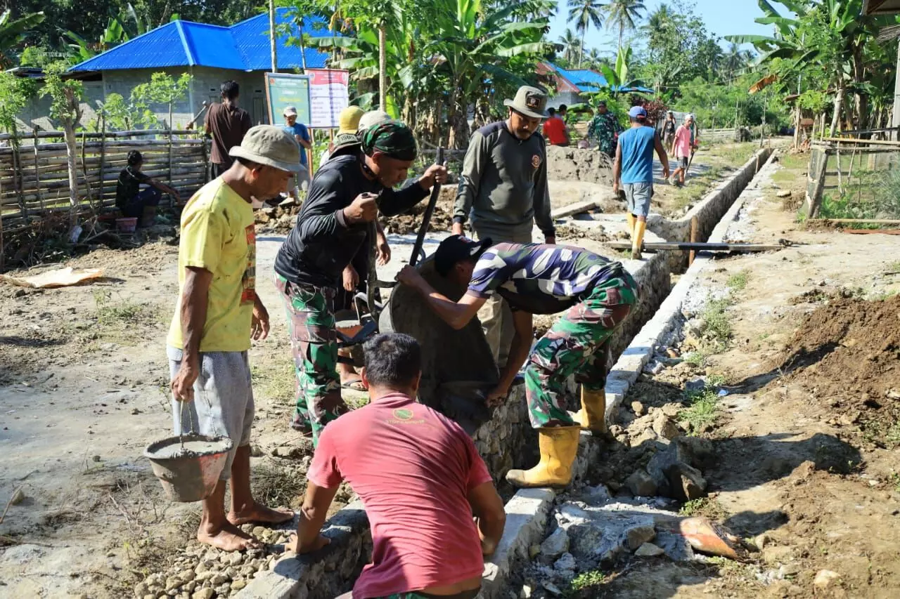 Satgas TMMD Kodim 1505/Tidore dan warga gotong royong bangun drainase Satgas TMMD Kodim 1505/Tidore dan warga gotong royong bangun drainase