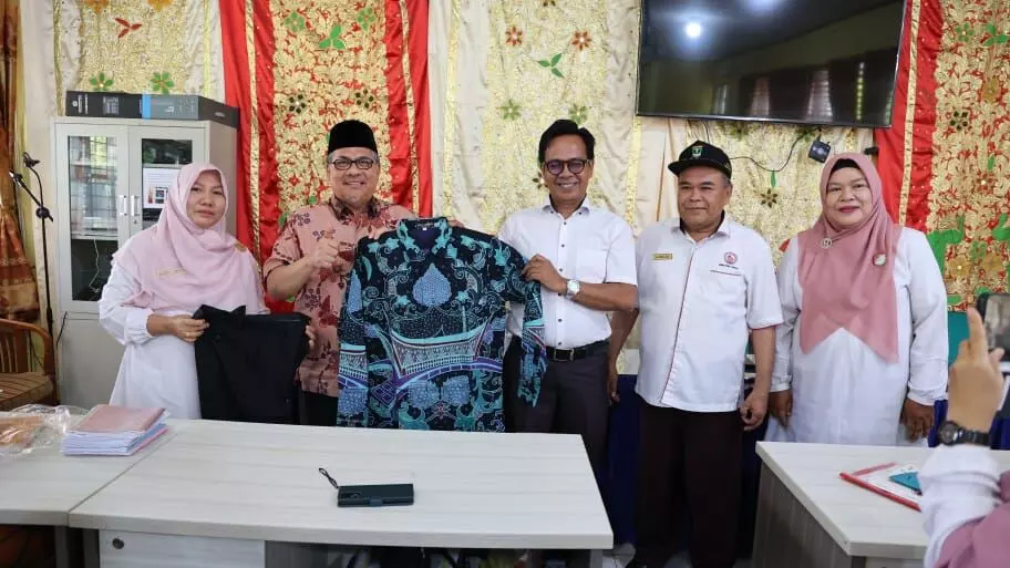 Serahkan bantuan batik, Ketua DPRD Sumbar tekankan pentingnya guru konselor Serahkan bantuan batik, Ketua DPRD Sumbar tekankan pentingnya guru konselor
