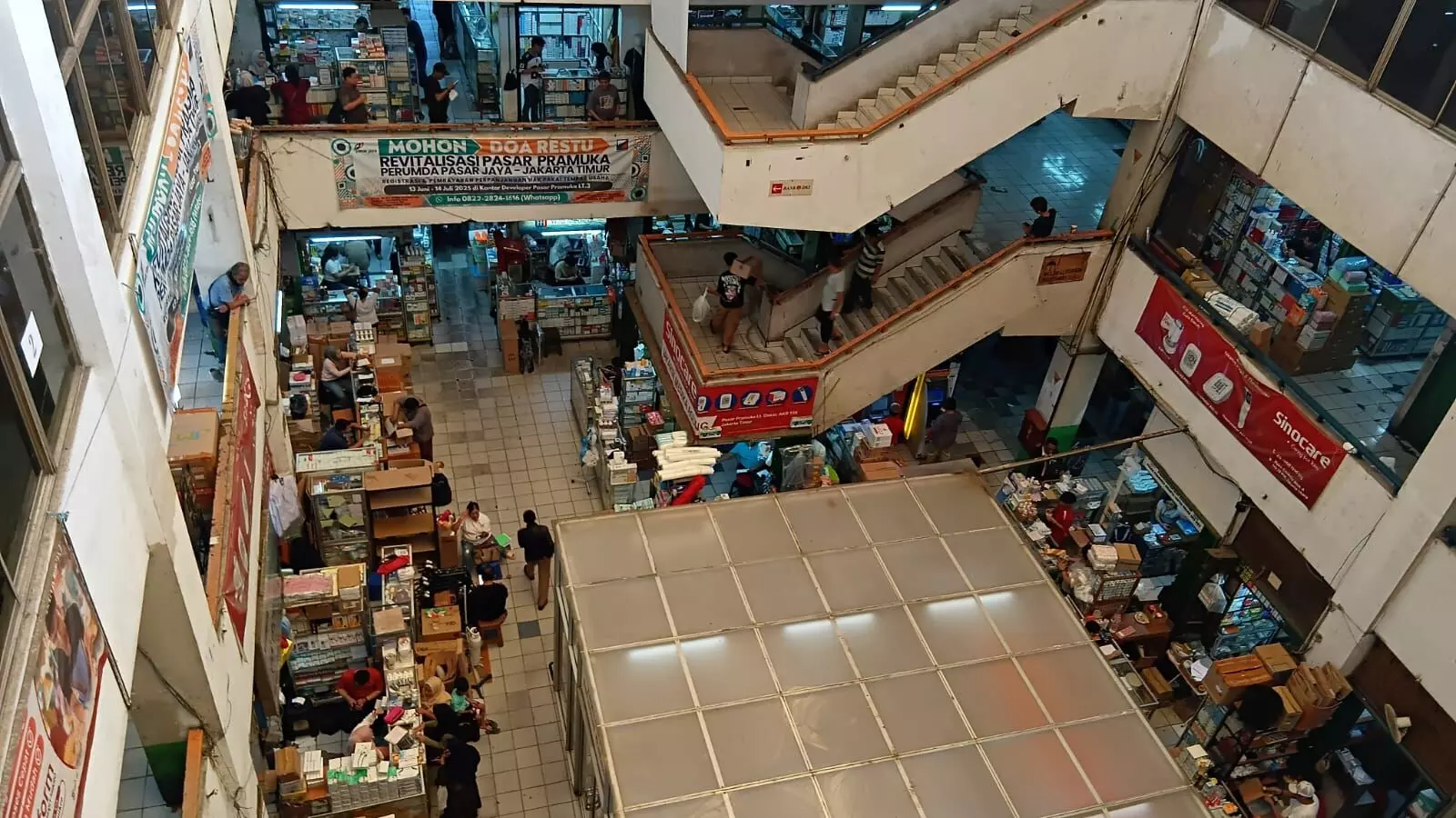 Mafia kios di Pasar Pramuka diduga sempat jegal SK Pembatasan Kepemilikan Lapak Mafia kios di Pasar Pramuka diduga sempat jegal SK Pembatasan Kepemilikan Lapak