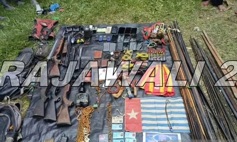 Warga kampung Soanggama bantu TNI cari senjata bekas milik OPM Warga kampung Soanggama bantu TNI cari senjata bekas milik OPM