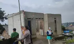 Hujan deras dan angin kencang di Tegal rusak atap rumah dan sebabkan pohon tumbang