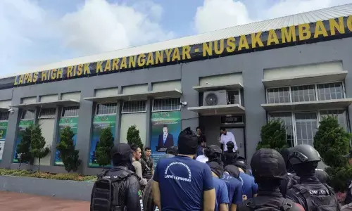 Ammar Zoni dan lima napi asal Jakarta dipindahkan ke Nusakambangan Ammar Zoni dan lima napi asal Jakarta dipindahkan ke Nusakambangan