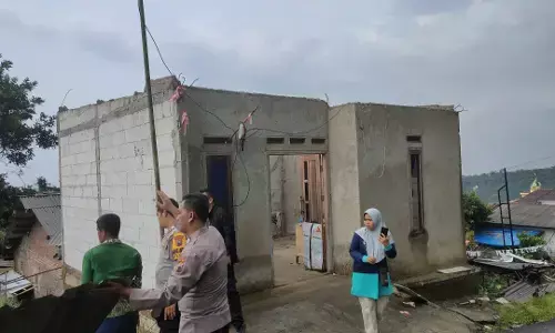 Hujan deras dan angin kencang di Tegal rusak atap rumah dan sebabkan pohon tumbang Hujan deras dan angin kencang di Tegal rusak atap rumah dan sebabkan pohon tumbang