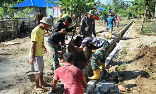 Satgas TMMD Kodim 1505/Tidore dan warga gotong royong bangun drainase Satgas TMMD Kodim 1505/Tidore dan warga gotong royong bangun drainase