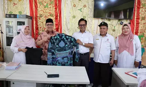 Serahkan bantuan batik, Ketua DPRD Sumbar tekankan pentingnya guru konselor Serahkan bantuan batik, Ketua DPRD Sumbar tekankan pentingnya guru konselor