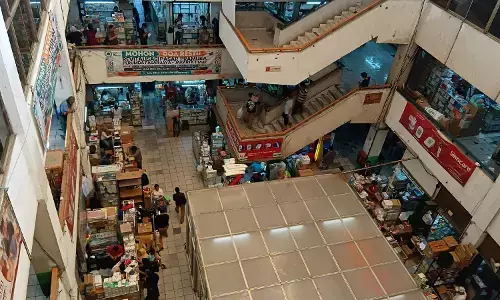 Mafia kios di Pasar Pramuka diduga sempat jegal SK Pembatasan Kepemilikan Lapak Mafia kios di Pasar Pramuka diduga sempat jegal SK Pembatasan Kepemilikan Lapak